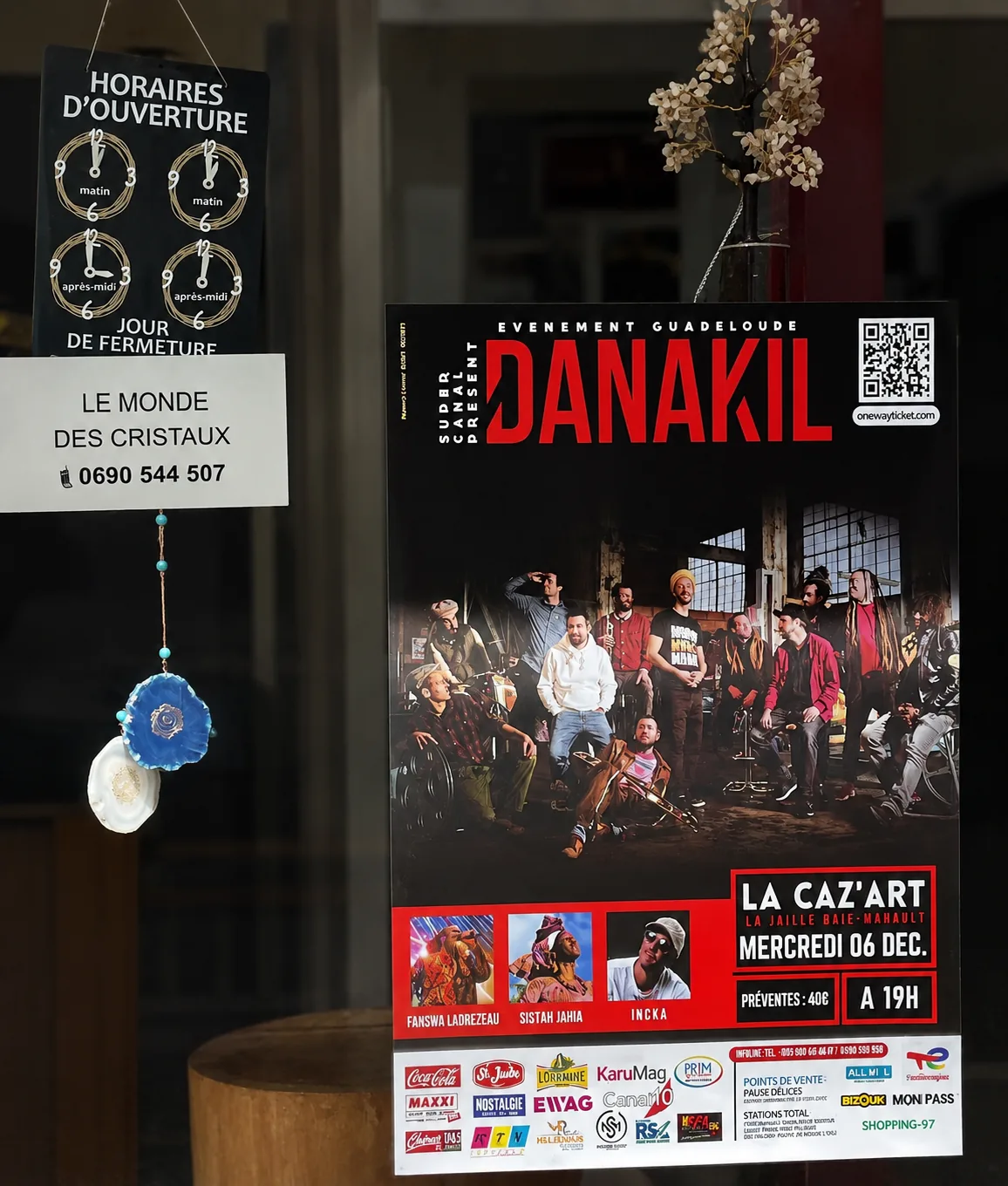 Pose d'affiche événementielle en vitrine à Saint-Martin