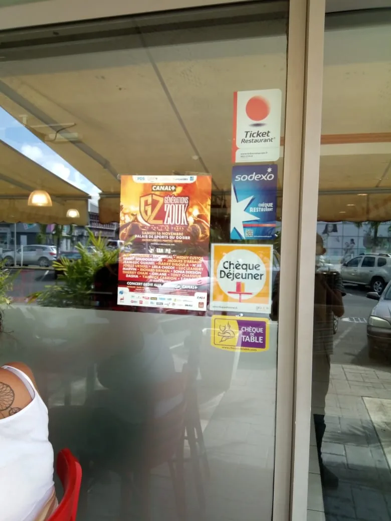 Affichage publicitaire chez un commerçant partenaire en Guadeloupe