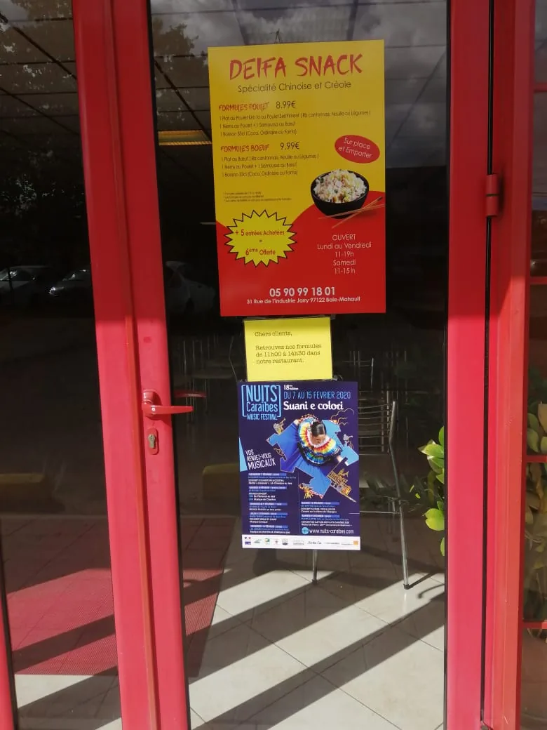 Pose d'affiche dans une agence de voyage en Martinique