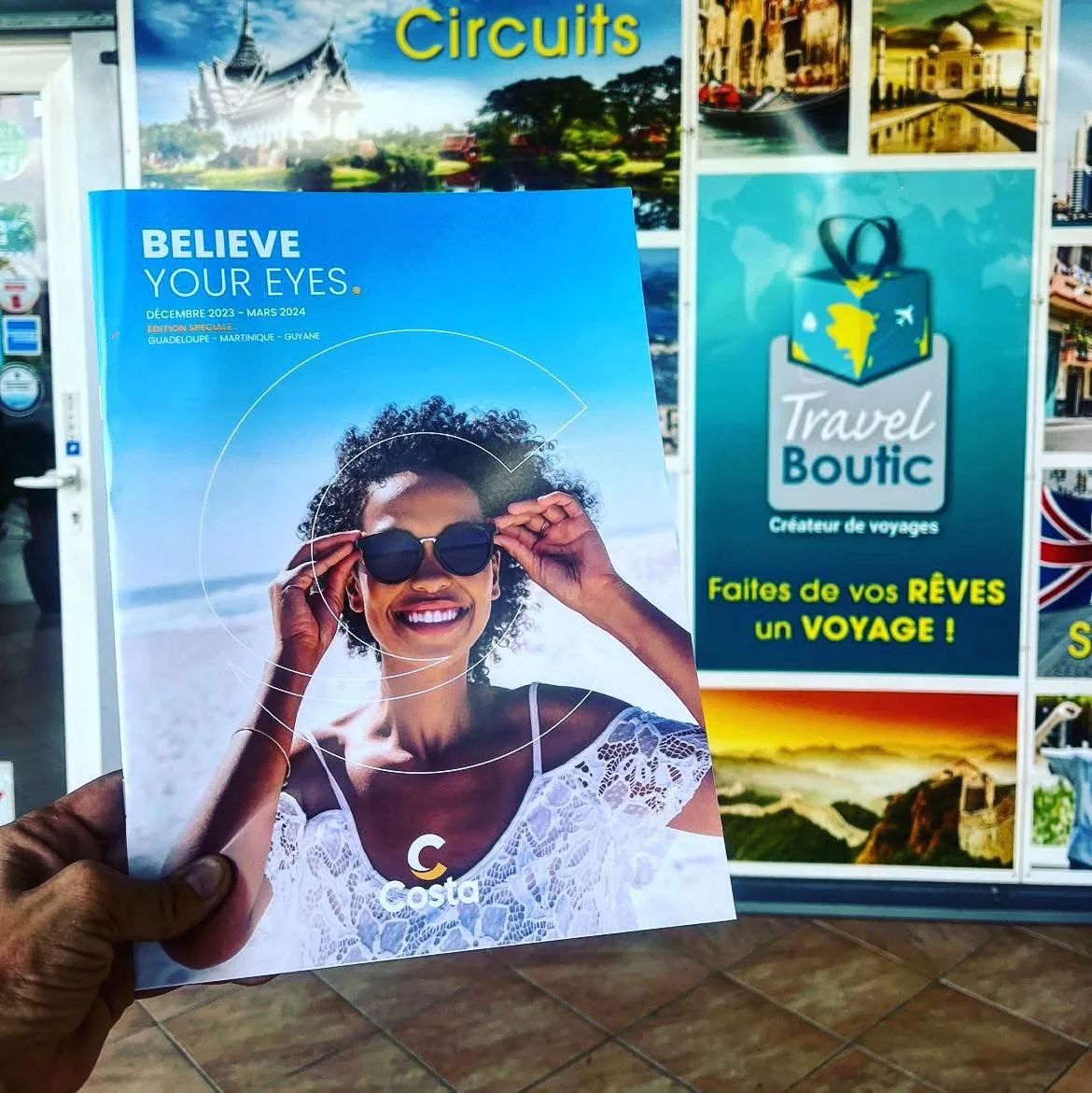 Livraison de brochures Costa Croisières dans une agence de voyage