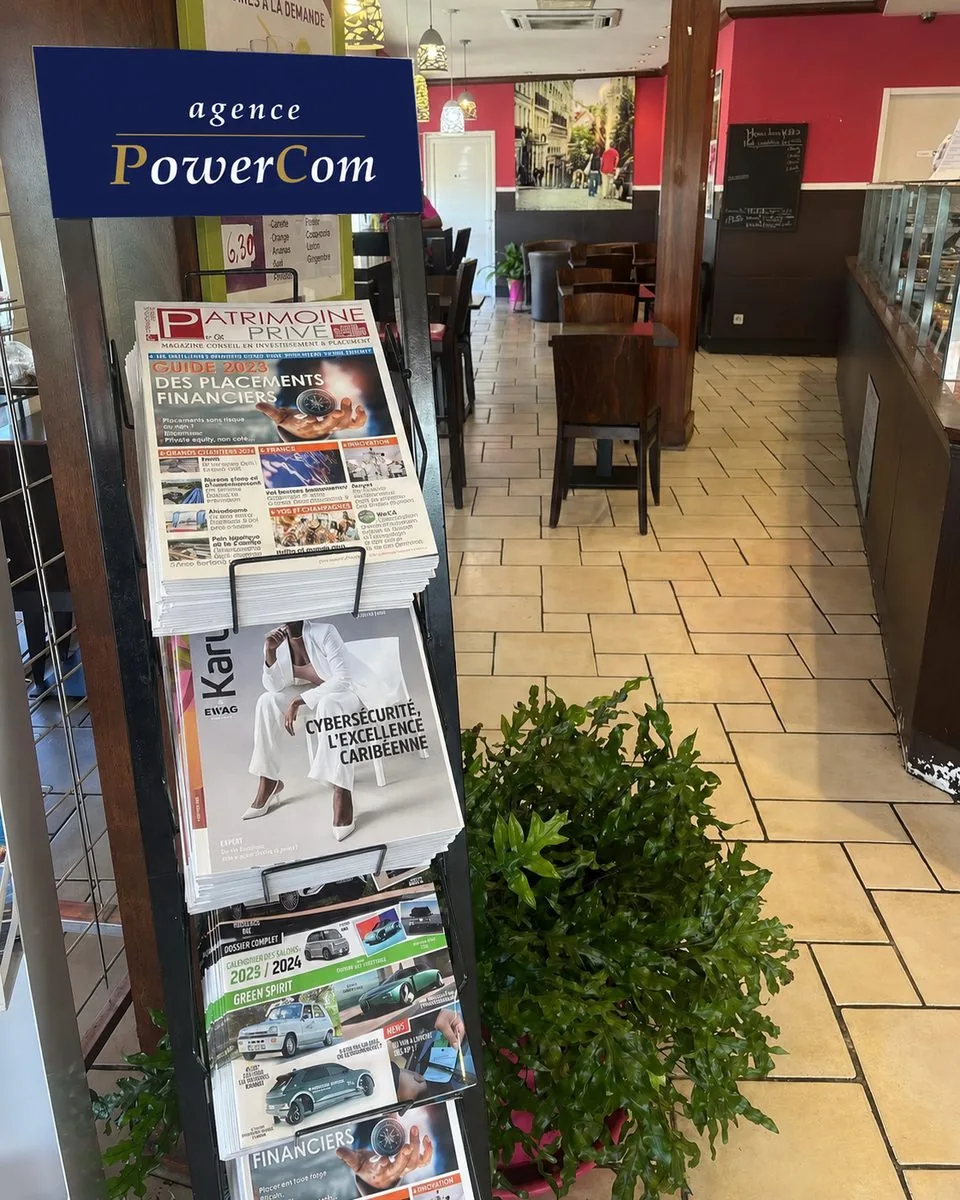 Présentoir Agence PowerCom dans un café en Guadeloupe