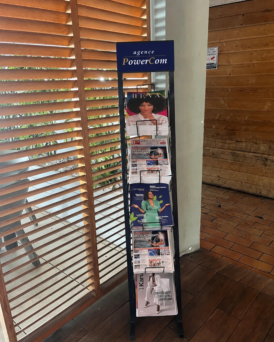 Présentoir de magazines gratuits en supermarché