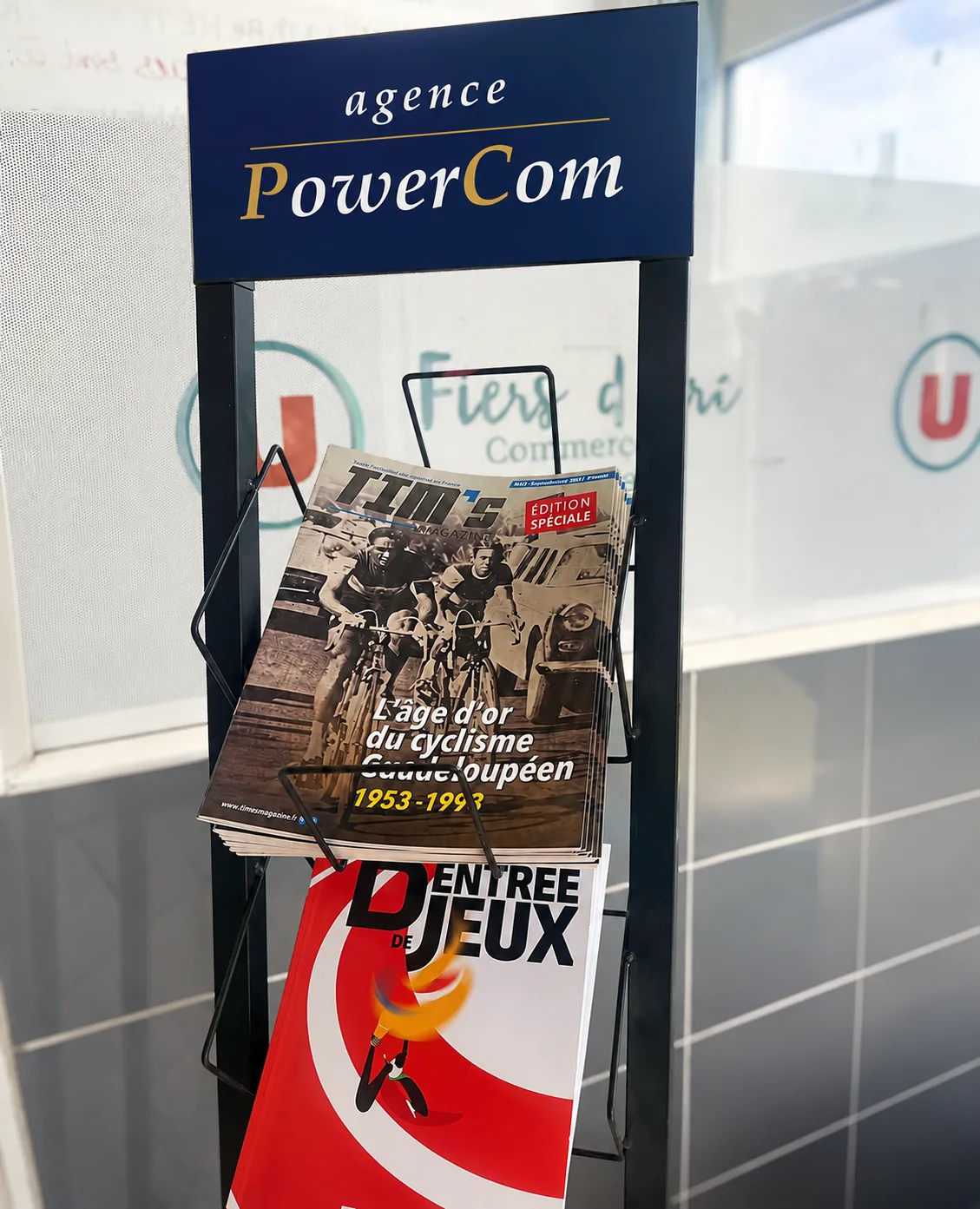 Présentoir de flyers à l'accueil d'une agence de voyage